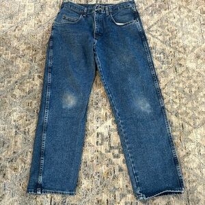 Men’s Wrangler blue jeans.  The size is 33x30.